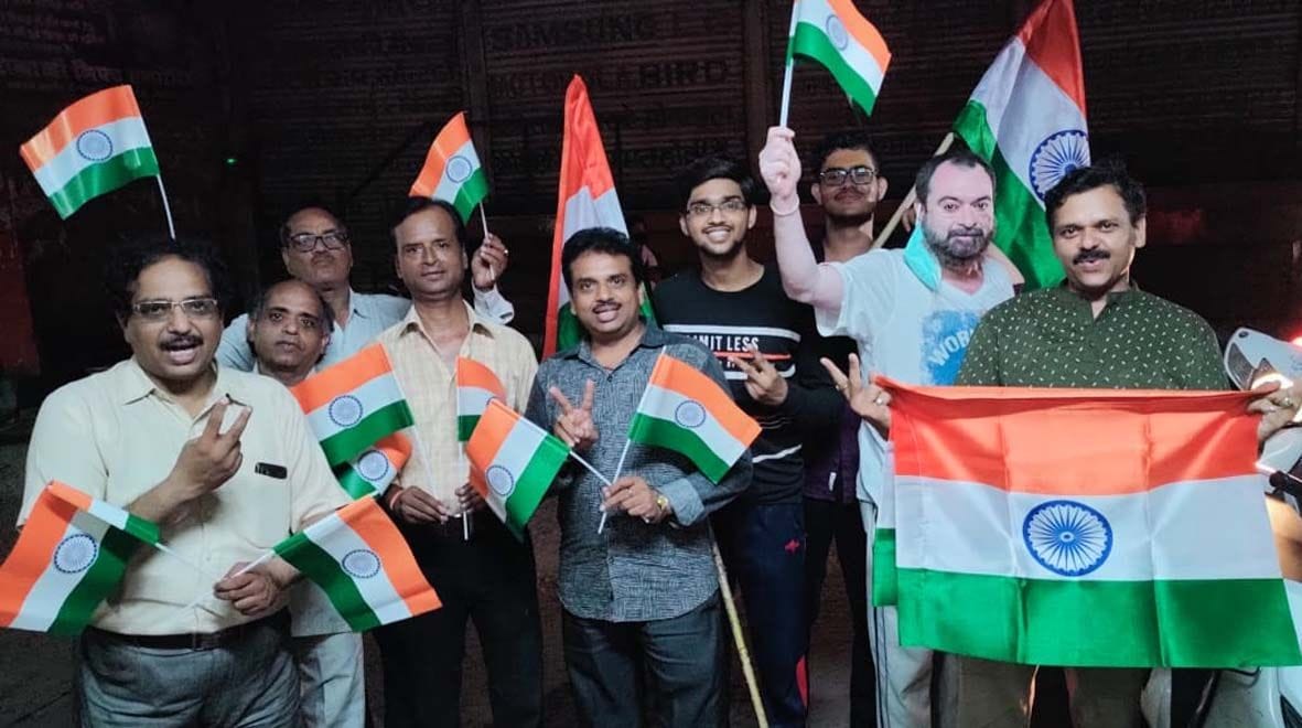 अचल ताल पर टोक्यो में गोल्ड जीतने पर खुशियां मनाते भुवनेश आधुनिक व अन्य। संवाद अचल ताल पर टोक्यो में गोल्ड जीतने पर खुशियां मनाते भुवनेश आधुनिक व अन्य। संवाद