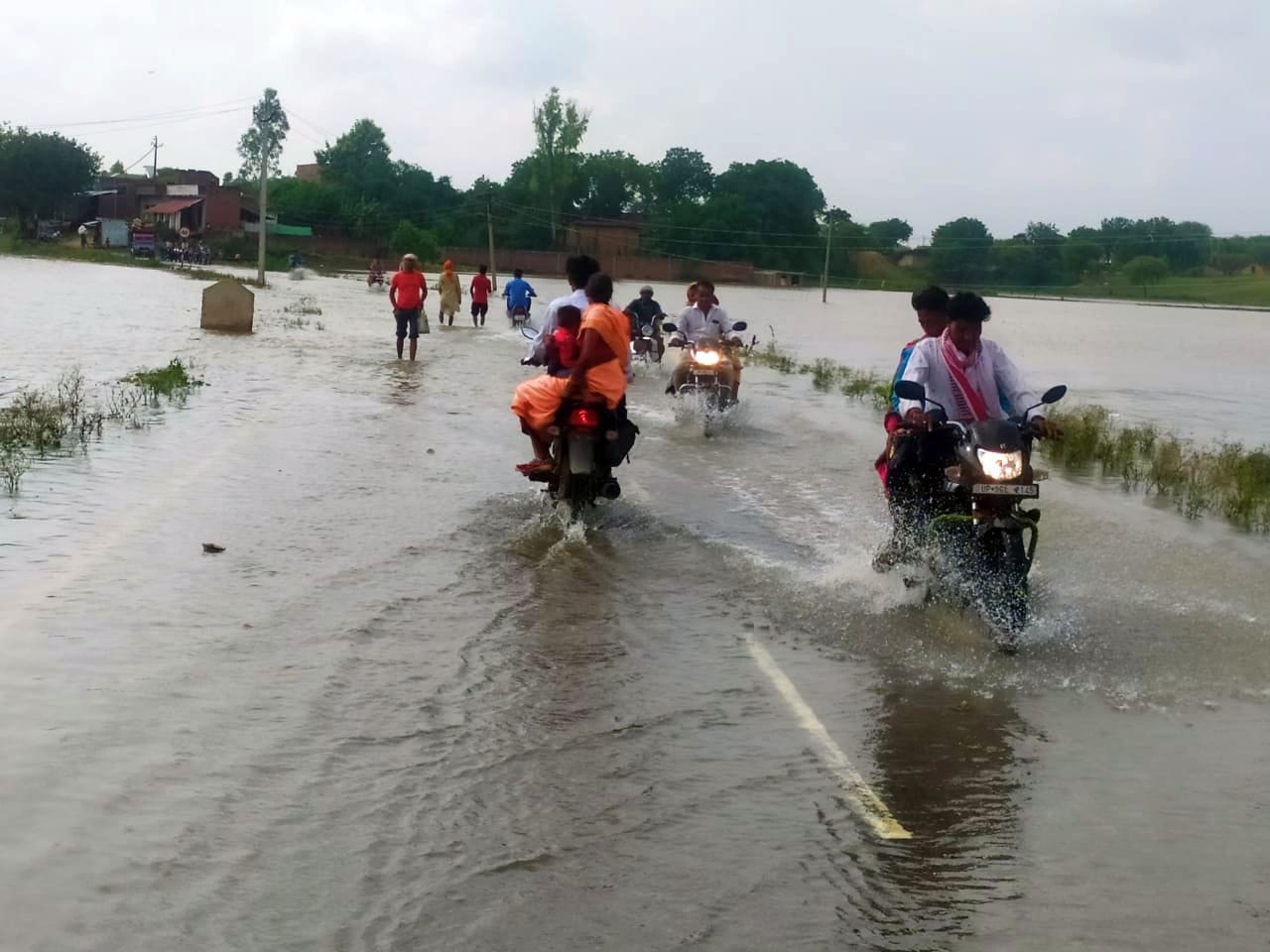 - यमुना नदी में बाढ़ आने के बाद राजापुर अर्की मार्ग तक भरे पानी के बीच से गुजरते वाहन। संवाद - यमुना नदी में बाढ़ आने के बाद राजापुर अर्की मार्ग तक भरे पानी के बीच से गुजरते वाहन। संवाद