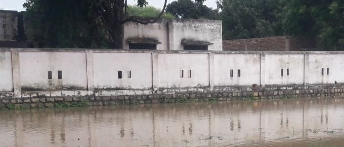 यमुना नदी में बाढ़ आने के बाद मऊ के बरवार संपर्क मार्ग पर भरा पानी और गांव की बस्ती की ओर बढ़ता यमु? यमुना नदी में बाढ़ आने के बाद मऊ के बरवार संपर्क मार्ग पर भरा पानी और गांव की बस्ती की ओर बढ़ता यमु?