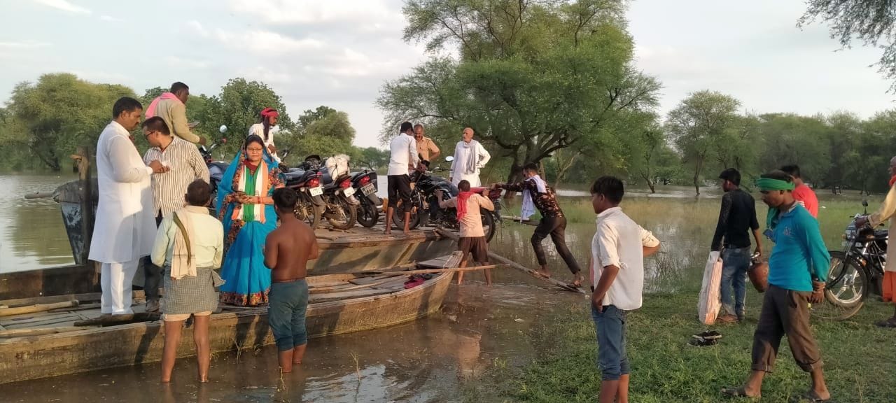यमुना नदी में बाढ़ आने के बाद मऊ के मवईकला व बरवार गांव में चल रही नाव के पास ग्रामीणों की मदद करने यमुना नदी में बाढ़ आने के बाद मऊ के मवईकला व बरवार गांव में चल रही नाव के पास ग्रामीणों की मदद करने