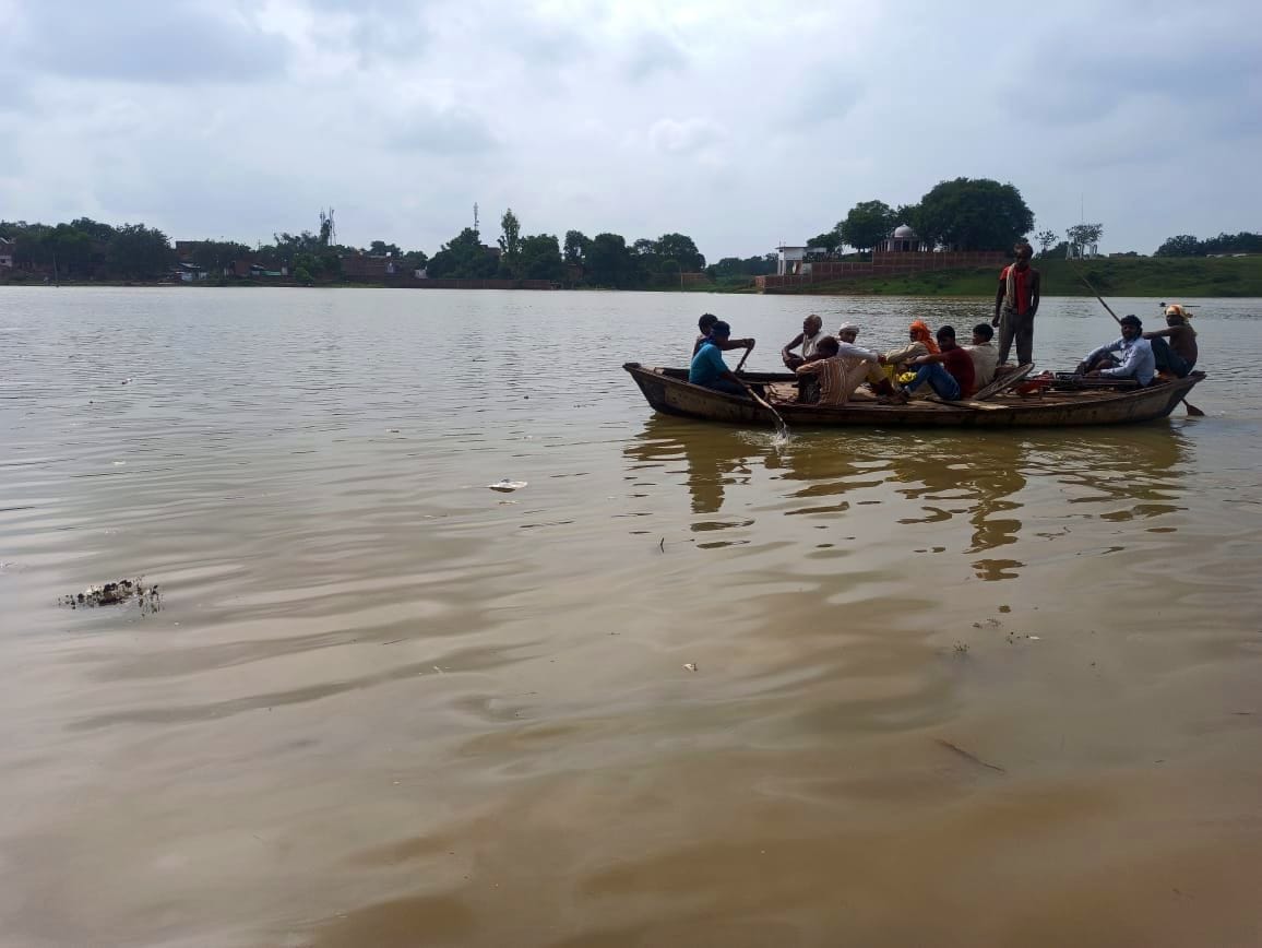 यमुना नदी में बाढ़ आने के बाद राजापुर के तिरहार क्षेत्र में नाव से सुरक्षित स्थान पर जाते ग्रामीण यमुना नदी में बाढ़ आने के बाद राजापुर के तिरहार क्षेत्र में नाव से सुरक्षित स्थान पर जाते ग्रामीण