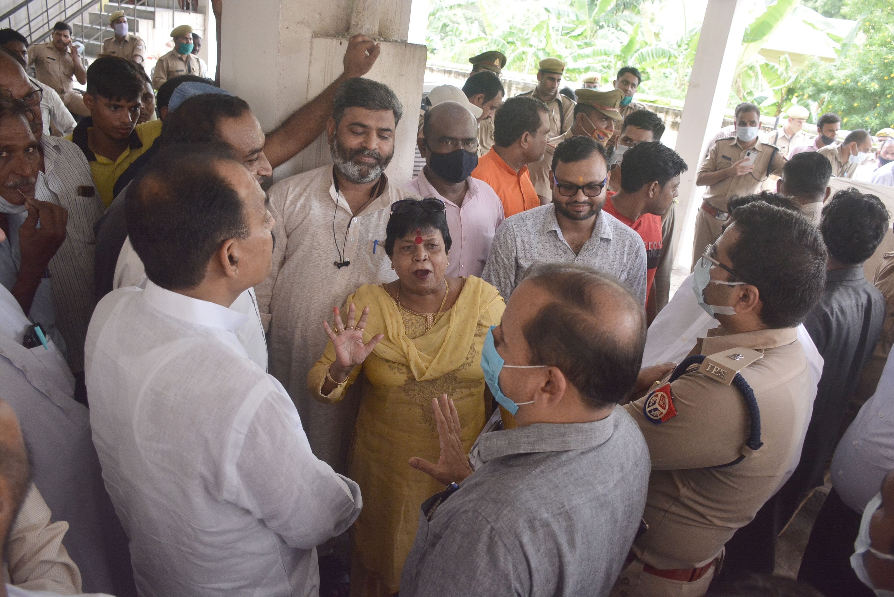 स्वर्णजयंती नगर स्थित कदीमी कब्रिस्तान की बन रही दीवार का बन्द कराने के लिए एडीएम सिटी राकेश कुम? स्वर्णजयंती नगर स्थित कदीमी कब्रिस्तान की बन रही दीवार का बन्द कराने के लिए एडीएम सिटी राकेश कुम?