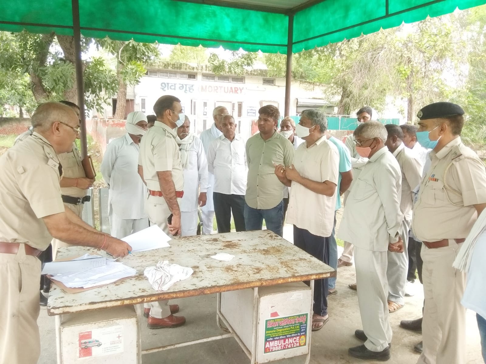 मृतक के परिजनों से बात करते डीएसपी नरेश कुमार। संवाद