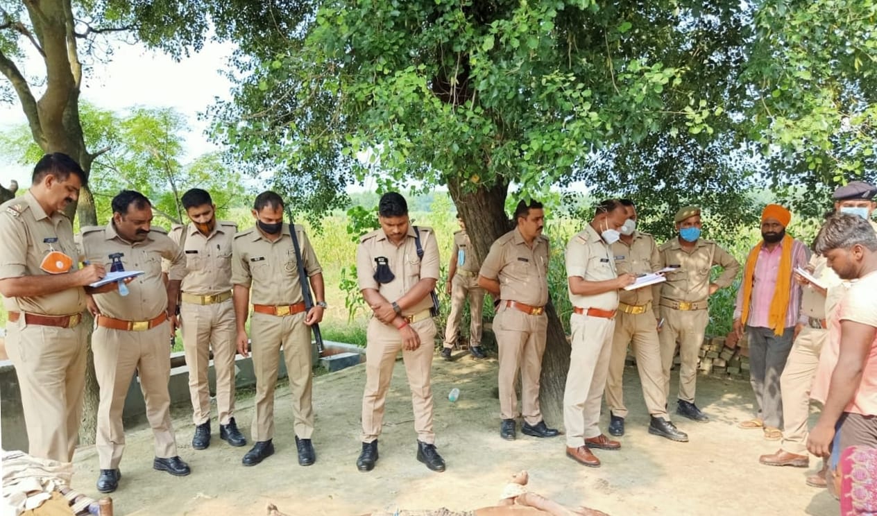 बिजनौर : मंडावर में खेत पर रखवाली करने वाले व्यक्ति की हत्या के बाद जांच करती पुलिस। बिजनौर : मंडावर में खेत पर रखवाली करने वाले व्यक्ति की हत्या के बाद जांच करती पुलिस।
