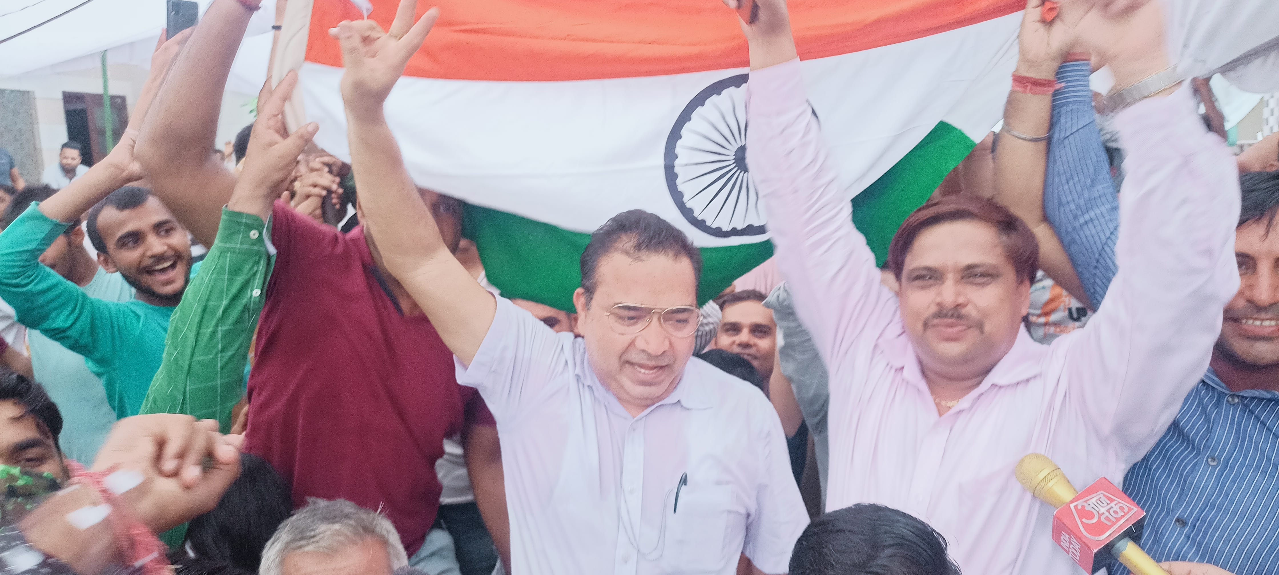 नीरज की जीत के बाद उपायुक्त सुशील सारवान और चाचा भीम चोपड़ा नीरज की जीत के बाद उपायुक्त सुशील सारवान और चाचा भीम चोपड़ा