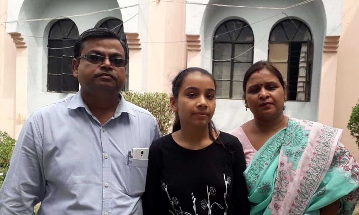 एमयू कक्षा 10 में पास होने पर पूर्वि गुप्ता अपने परिजनों के साथ।