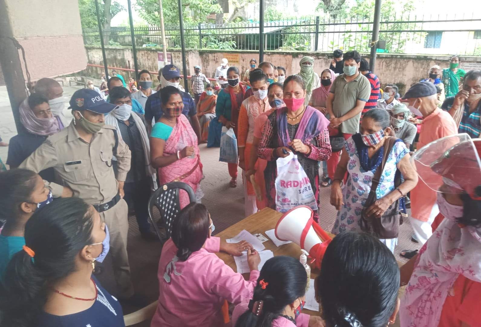 एसपीएस राजकीय चिकित्सालय में कोरोना वैक्सीन लगवाने वालों की उमडी भीड़।