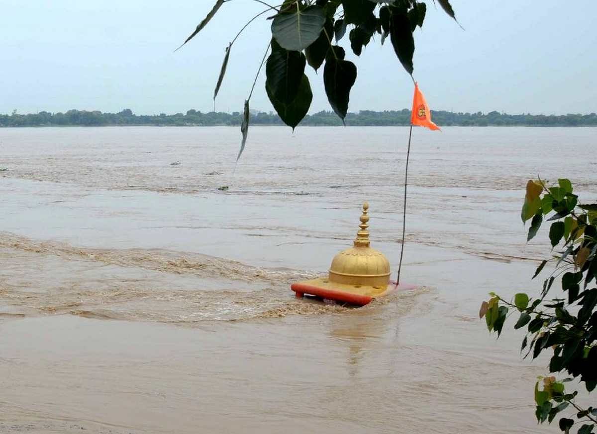 वाराणसी के कोनिया इलाके में बाढ़ की वजह से लोग गलियों में नाव चल रहीं।