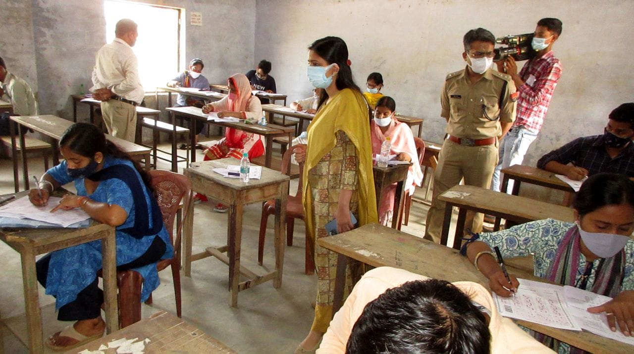 राजकीय इंटर कॉलेज में निरीक्षण करती डीएम। संवाद राजकीय इंटर कॉलेज में निरीक्षण करती डीएम। संवाद