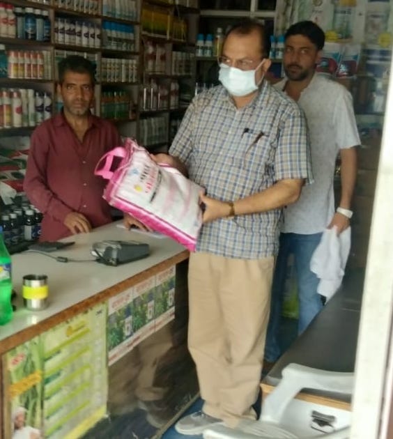 शामली झिंझाना रोड पर चौधरी ऐग्रीकल्चर स्टोर  पर छापेमारी करते कृषि विभाग के अधिकारी