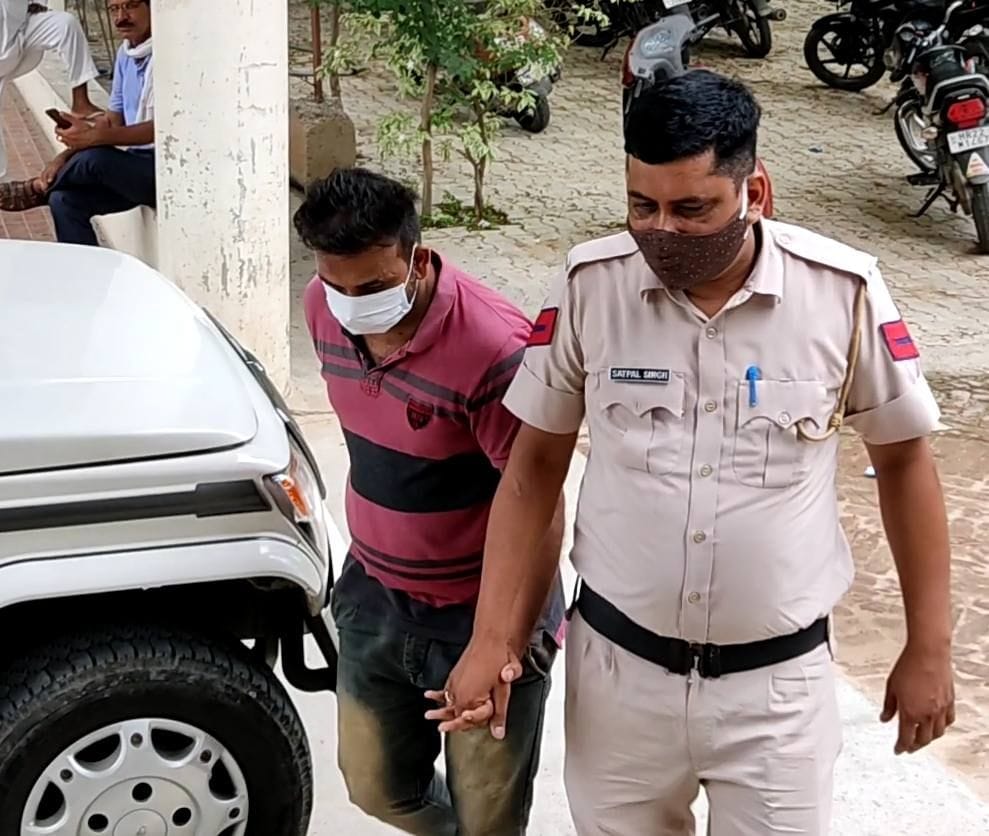 परीक्षा पास करवाने के मामले में पकड़े गए आरोपी को कोर्ट में पेश करने ले जाती पुलिस। परीक्षा पास करवाने के मामले में पकड़े गए आरोपी को कोर्ट में पेश करने ले जाती पुलिस।