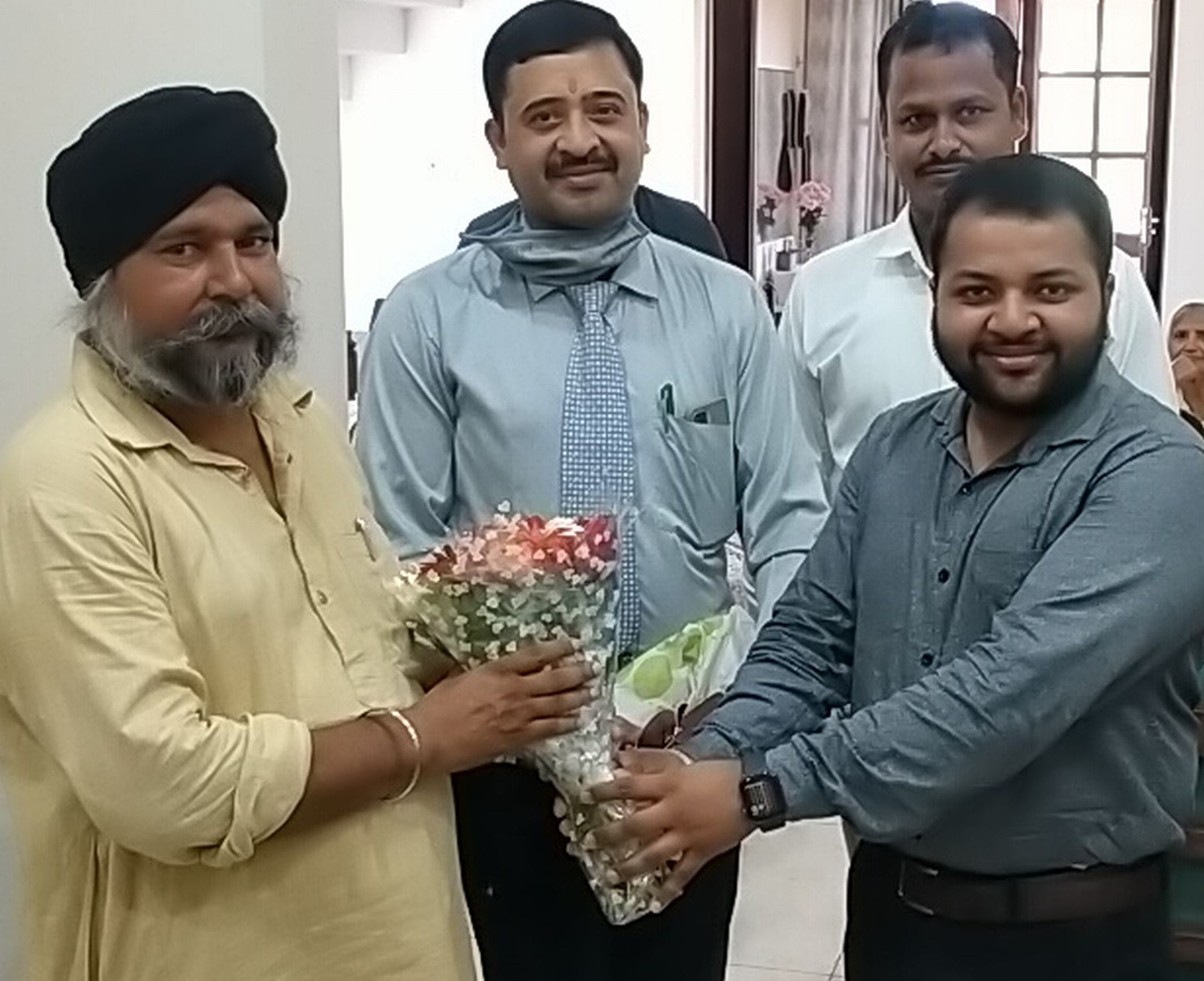 न्यूरिया के मेहरा गांव में हॉकी के खिलाड़ी सिमरनजीत सिंह के पिता इकबाल सिंह को सम्मानित करते आनं? न्यूरिया के मेहरा गांव में हॉकी के खिलाड़ी सिमरनजीत सिंह के पिता इकबाल सिंह को सम्मानित करते आनं?