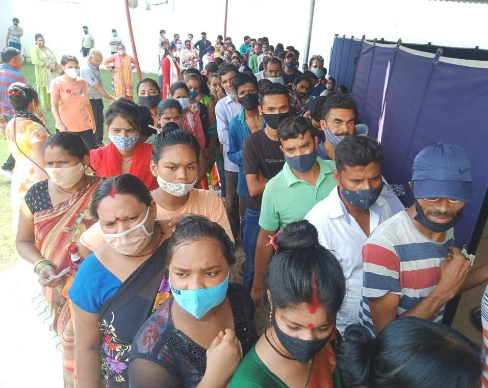   राधास्वामी सत्संग व्यास भवन में कोरोना वैक्सीन लगवाने के लिए उमडी भीड़।