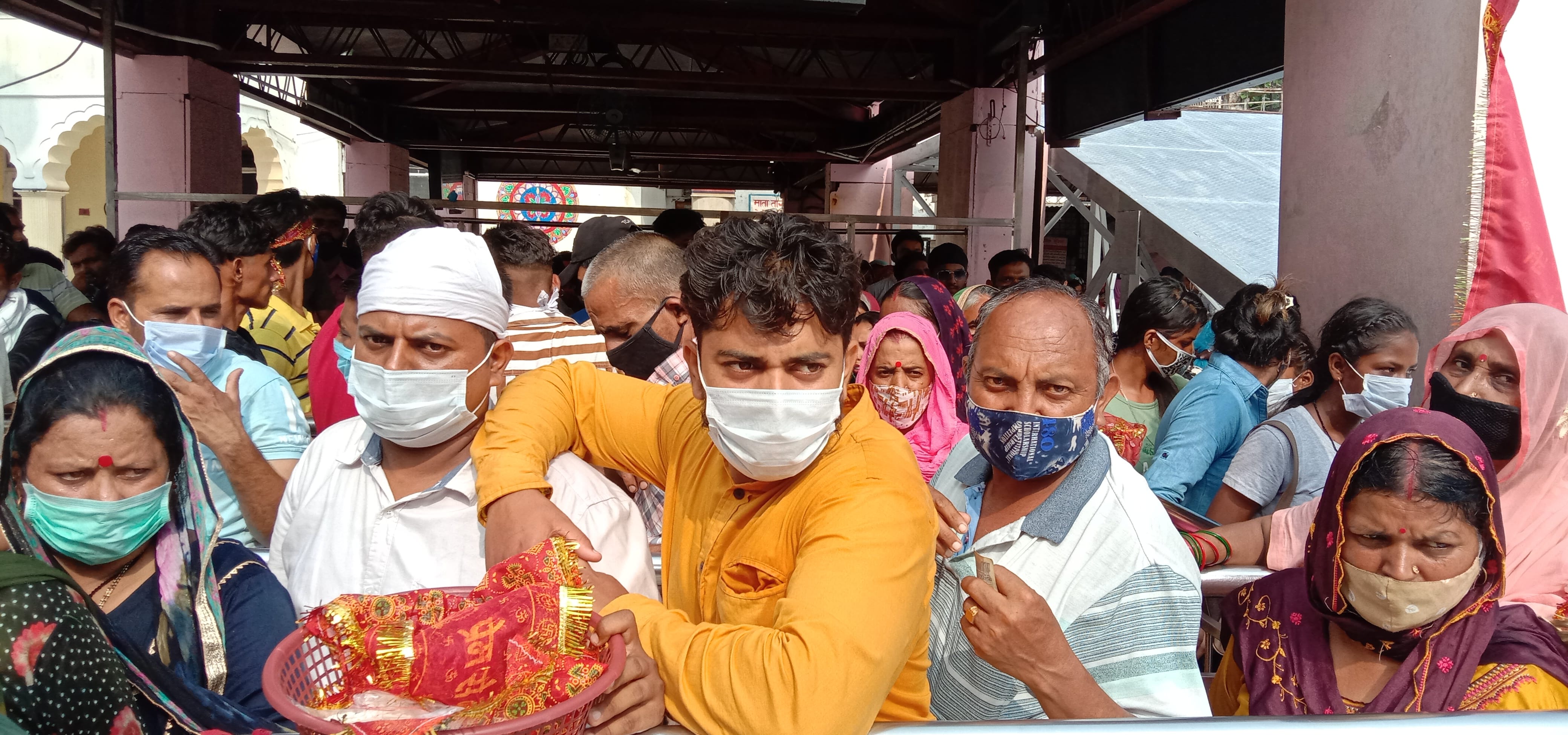 ज्वालामुखी मंदिर में रविवार को उमड़ी श्रद्धालुओं को भीड़।