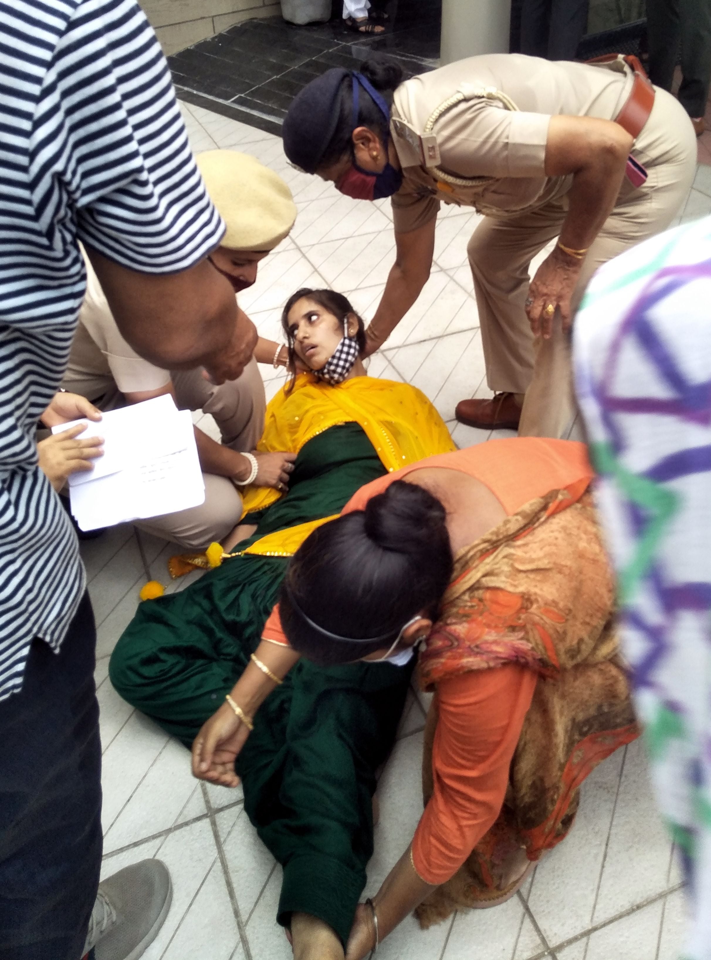 The complainant who reached the public court of Minister Anil Vij with a complaint fell in the heat. The complainant who reached the public court of Minister Anil Vij with a complaint fell in the heat.
