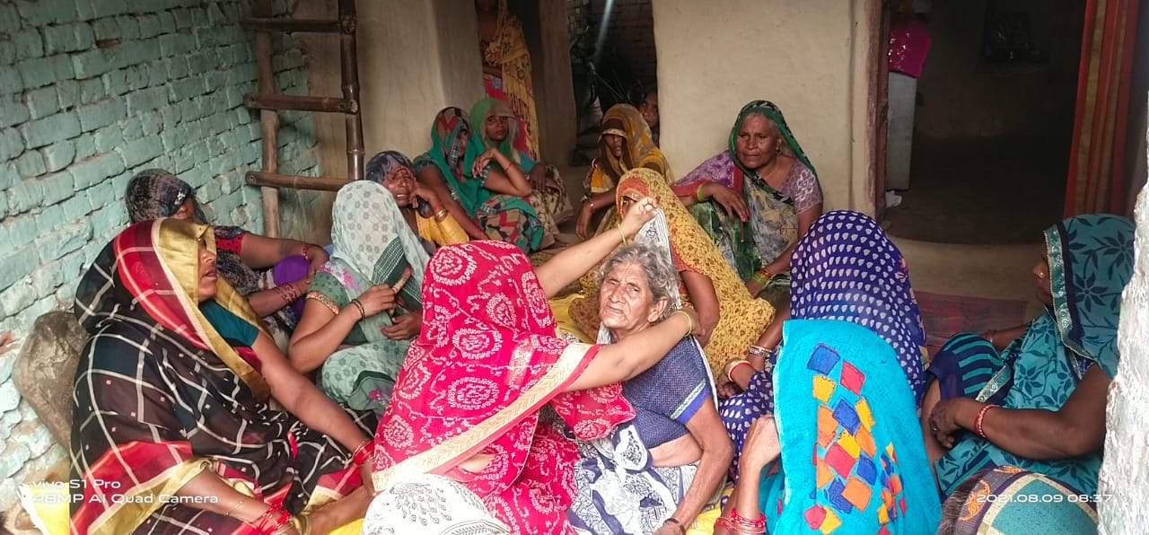 फोटो संख्या 11- घर में रोते-बिखलते परिजन फोटो संख्या 11- घर में रोते-बिखलते परिजन
