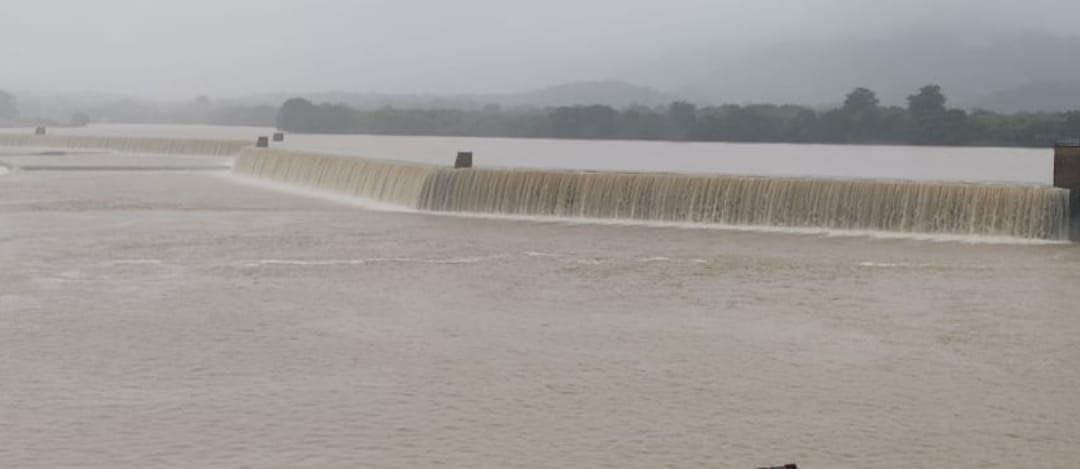 16 thousand cusecs of water overflowed from Gangau dam, no relief from flood 16 thousand cusecs of water overflowed from Gangau dam, no relief from flood