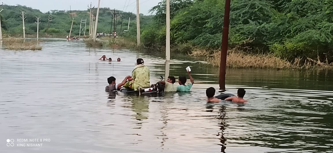 फोटो संख्या 24- बाढ़ प्रभावित गांवों से सुरक्षित स्थानों की ओर पानी में घुसकर जाते ग्रामीण फोटो संख्या 24- बाढ़ प्रभावित गांवों से सुरक्षित स्थानों की ओर पानी में घुसकर जाते ग्रामीण