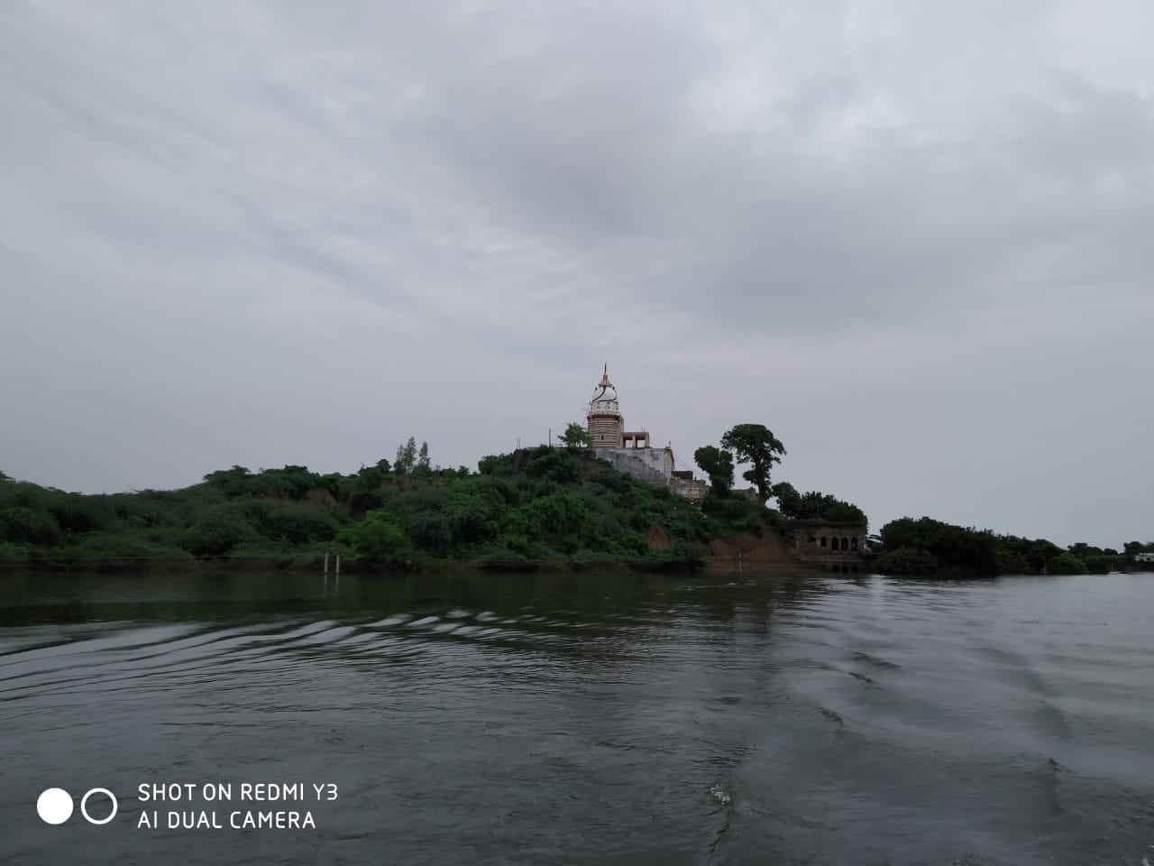 फोटो संख्या 25- भरेह मंदिर के आसपास चारों ओर भरा बाढ़ का पानी फोटो संख्या 25- भरेह मंदिर के आसपास चारों ओर भरा बाढ़ का पानी