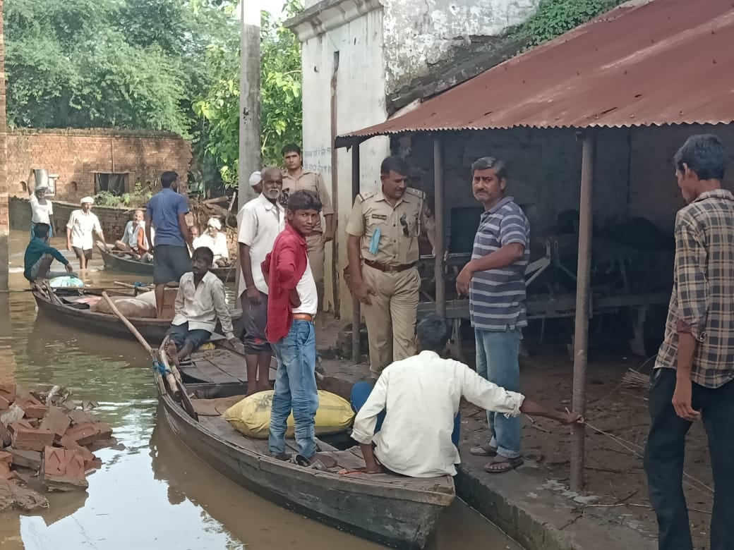 फोटो संख्या 27- हरौली में बाढ़ पीड़ितों को नाव के जरिये रसद सामग्री पहुंचाती भरेह पुलिस फोटो संख्या 27- हरौली में बाढ़ पीड़ितों को नाव के जरिये रसद सामग्री पहुंचाती भरेह पुलिस