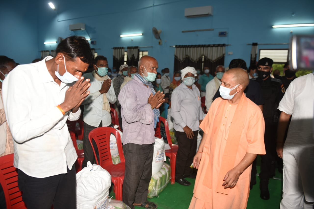 फोटो संख्या 35- बाढ़ग्रस्त प्रभावित क्षेत्र से आए लोगों से मिलते सीएम योगी आदित्यनाथ फोटो संख्या 35- बाढ़ग्रस्त प्रभावित क्षेत्र से आए लोगों से मिलते सीएम योगी आदित्यनाथ