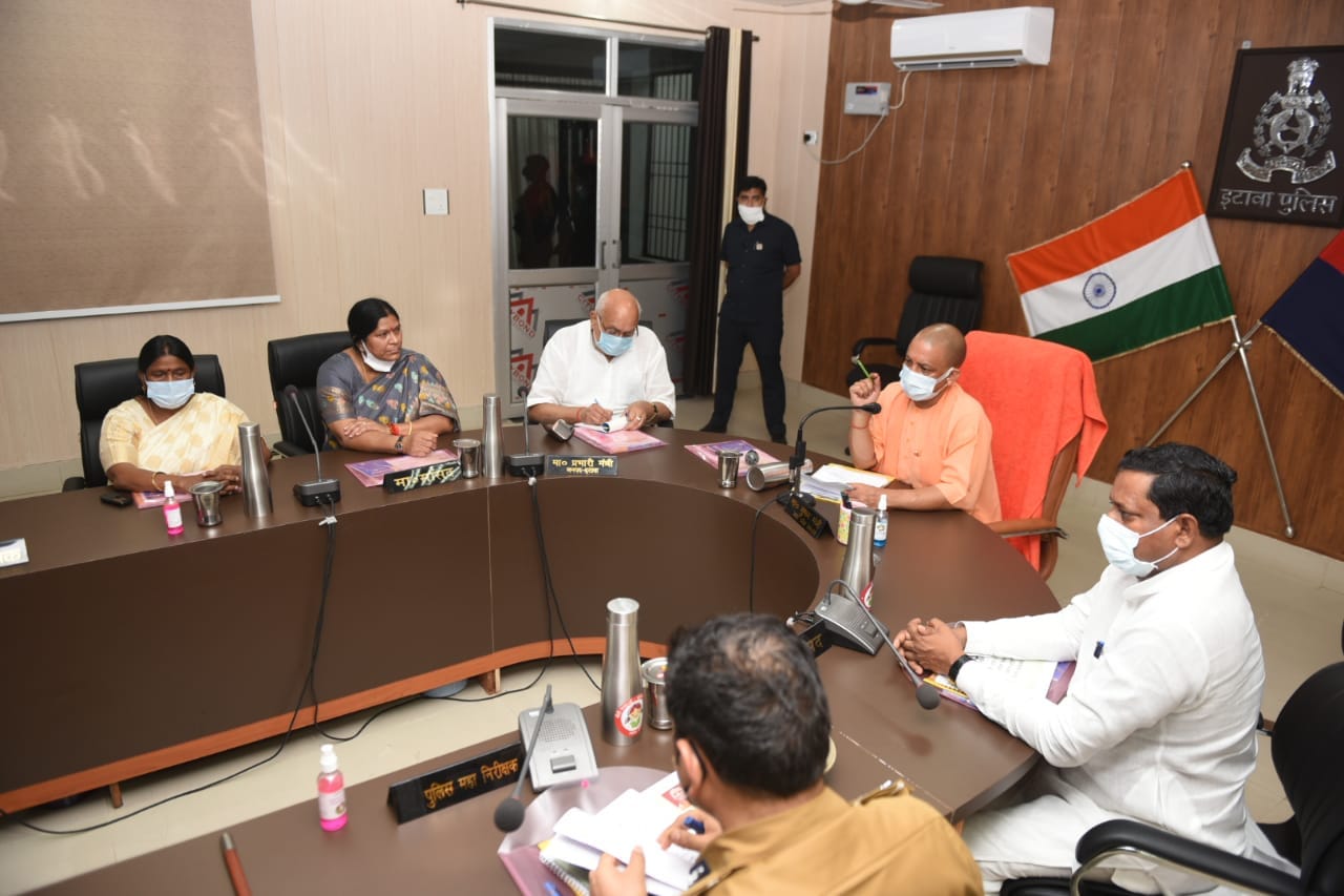 फोटो संख्या 38- पुलिस लाइन सभागार में जनप्रतिनिधियों ओर अधिकारियों के साथ बैठक करते सीएम योगी आदि? फोटो संख्या 38- पुलिस लाइन सभागार में जनप्रतिनिधियों ओर अधिकारियों के साथ बैठक करते सीएम योगी आदि?