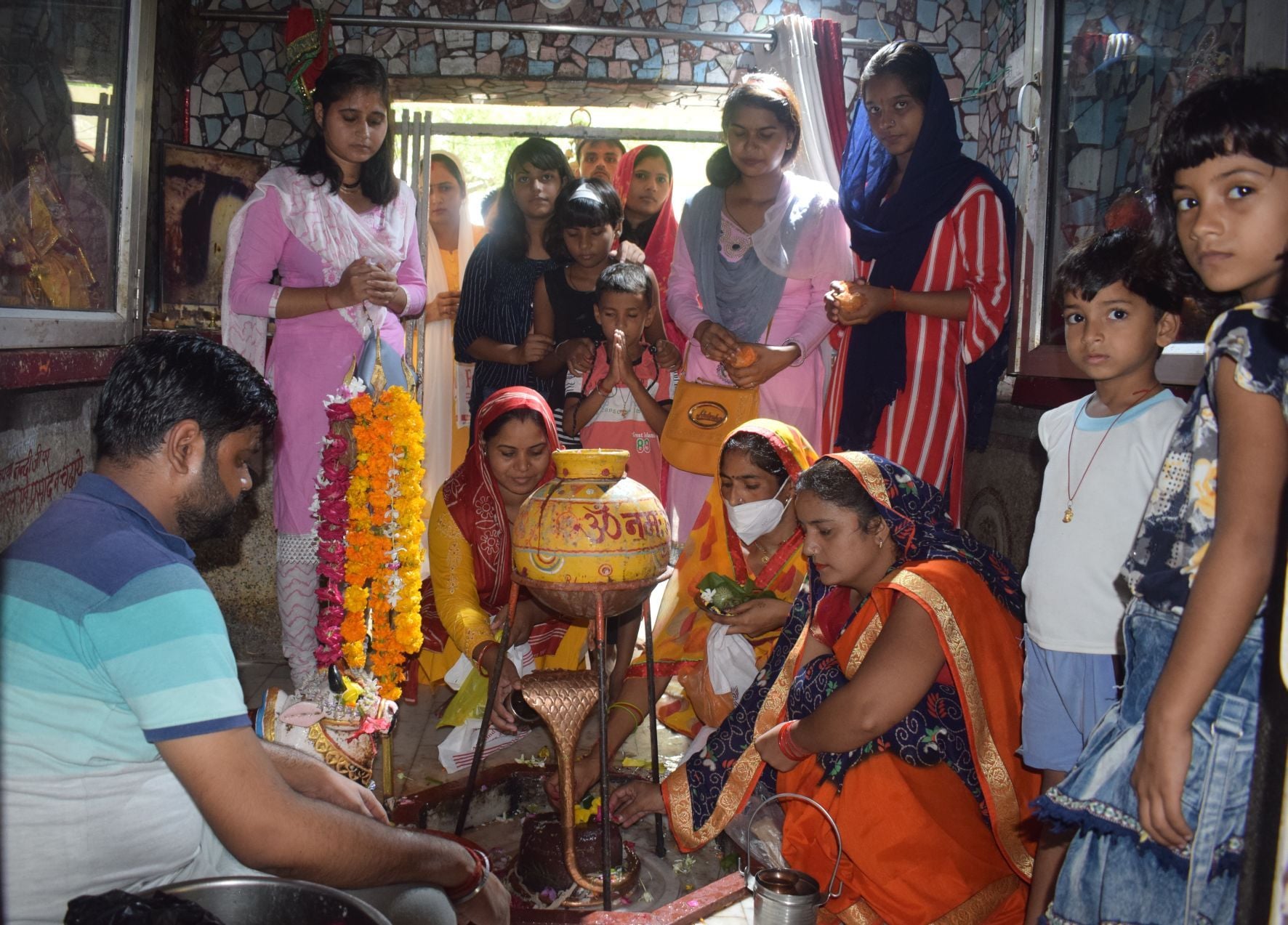 चंद्रेश्वर मंदिर में पूजा अर्चना करते भक्त
