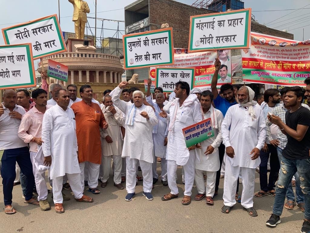 आंबेडकर चौक पर प्रदर्शन करते कांग्रेस कार्यकर्ता। आंबेडकर चौक पर प्रदर्शन करते कांग्रेस कार्यकर्ता।