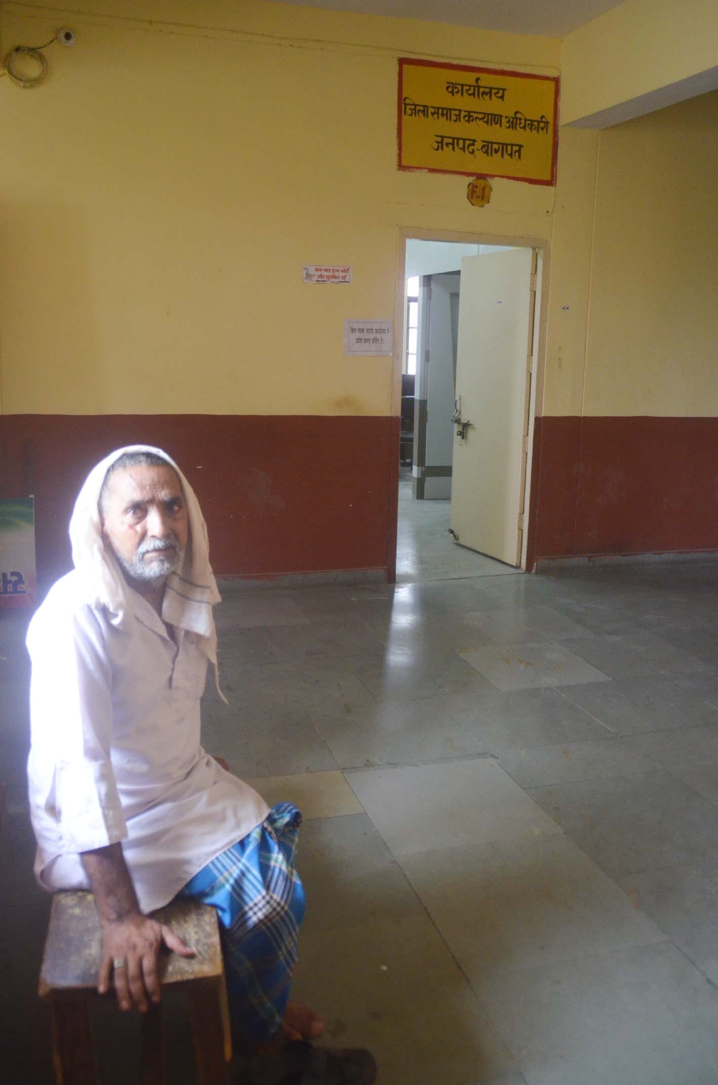 बागपत विकास भवन में 10.20 बजे अधिकारी के इंतजार में बैठा गौरीपुर बाहरी बस्ती निवासी जुनेद बागपत विकास भवन में 10.20 बजे अधिकारी के इंतजार में बैठा गौरीपुर बाहरी बस्ती निवासी जुनेद