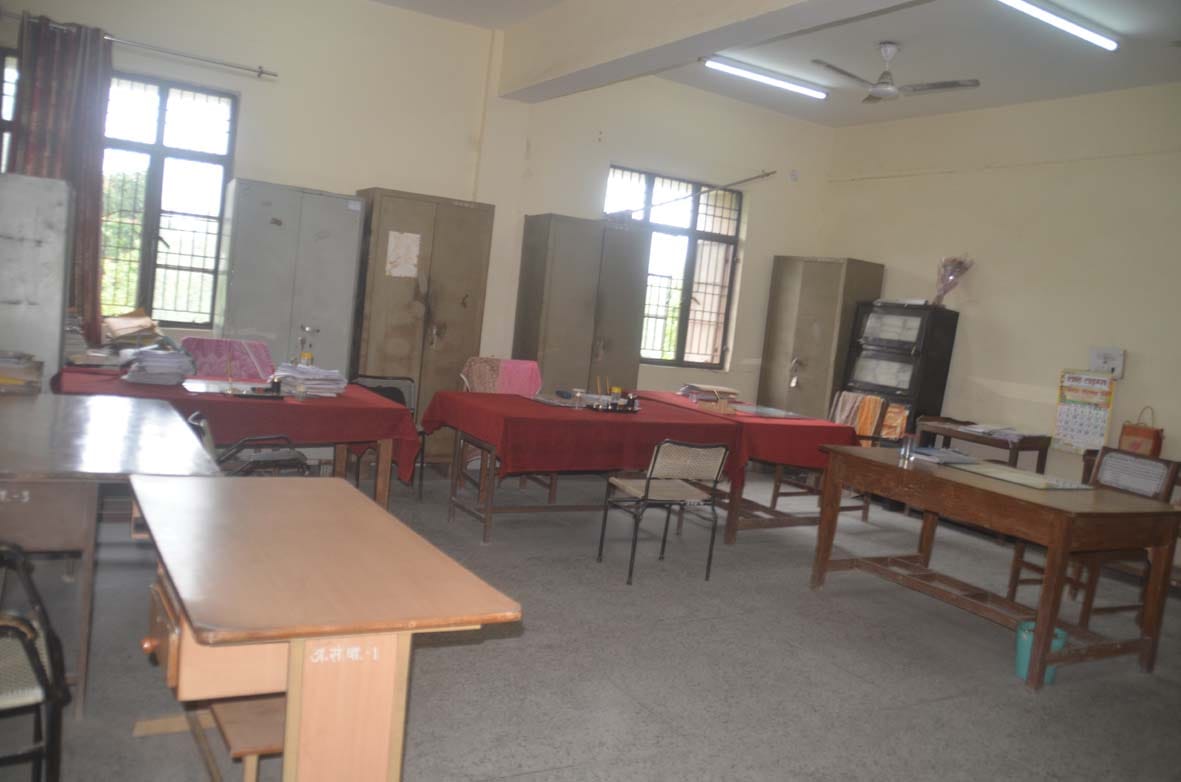 बागपत विकास भवन में 10.29 बजे खाली पड़ी कर्मचारियों की कुर्सी बागपत विकास भवन में 10.29 बजे खाली पड़ी कर्मचारियों की कुर्सी