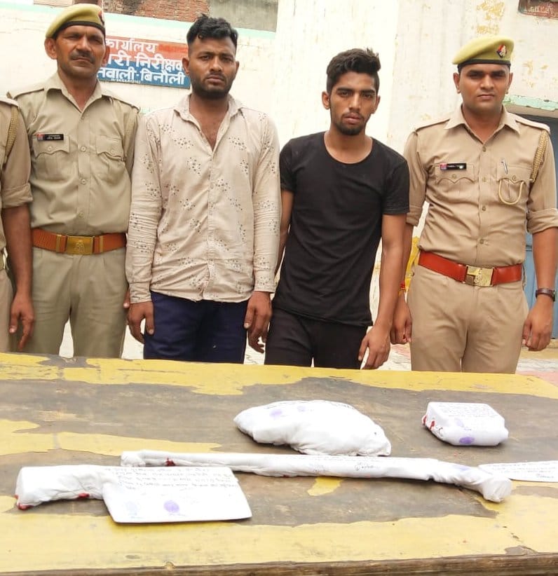 बागपत की बिनौली पुलिस की गिरफ्त में गोतस्कर व बरामद हथियार।