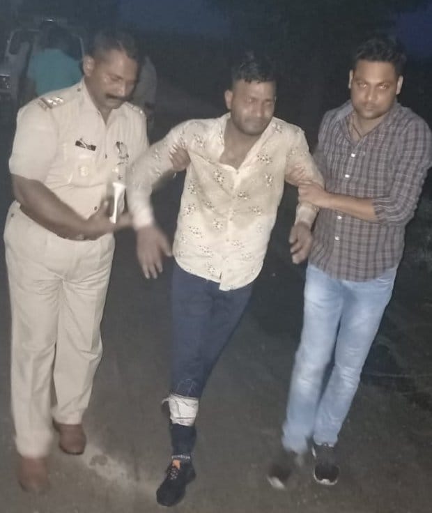 बुढ़ेडा दोज्जा नहर के पास गो तस्करों के साथ हुई मुठभेड़ में घायल गौ तस्करो को लेकर जाते बिनौली पु?