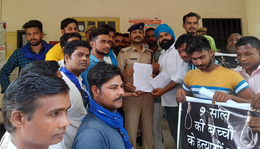 देवबंद में सीओ को ज्ञापन देते भीम आर्मी कार्यकर्ता