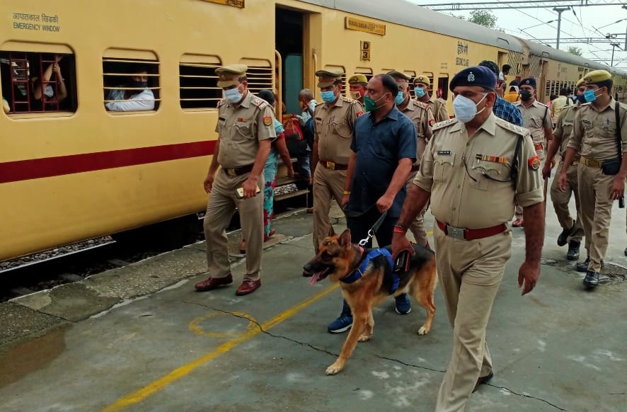 नजीबाबाद रेलवे स्टेशन पर ट्रेन की चेकिंग करती जीआरपी और डॉग स्क्वायड टीम।