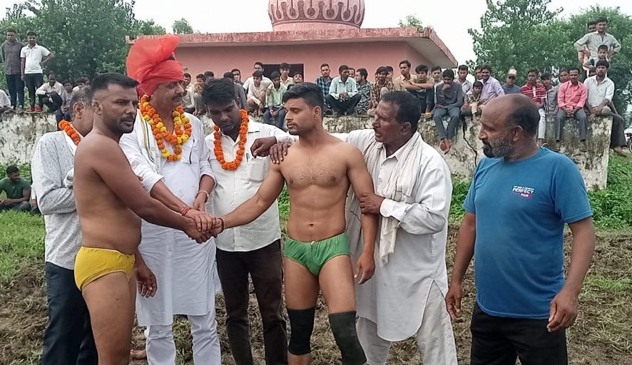 नजीबाबाद में दंगल प्रतियोगिता के मुकाबले की शुरूआत कराते मुख्यअतिथि तपराज सिंह। नजीबाबाद में दंगल प्रतियोगिता के मुकाबले की शुरूआत कराते मुख्यअतिथि तपराज सिंह।