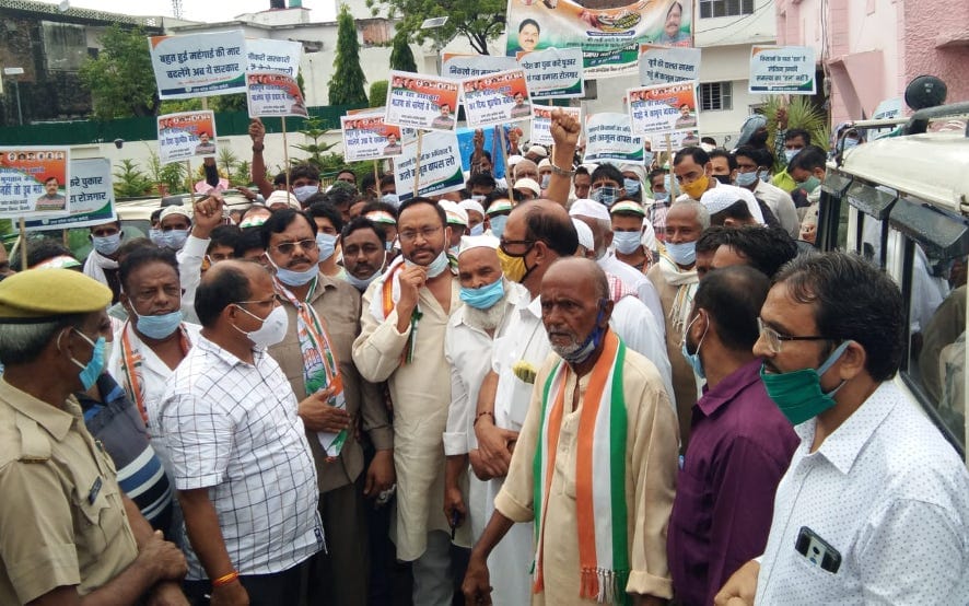नजीबाबाद में कांग्रेसियों को जुलूस निकालने से रोकते एसडीएम। नजीबाबाद में कांग्रेसियों को जुलूस निकालने से रोकते एसडीएम।