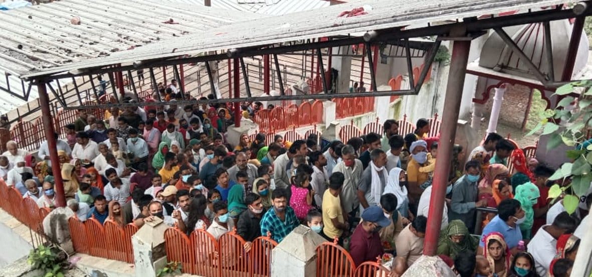 बालैनी के पुरा महादेव मंदिर में सावन के तीसरे सोमवार को जलाभिषेक करने के लिए उमड़ी शिवभक्तों की भ