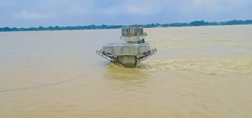 Due to the boom in Yamuna, the contact of many places of Marka area was lost. Due to the boom in Yamuna, the contact of many places of Marka area was lost.