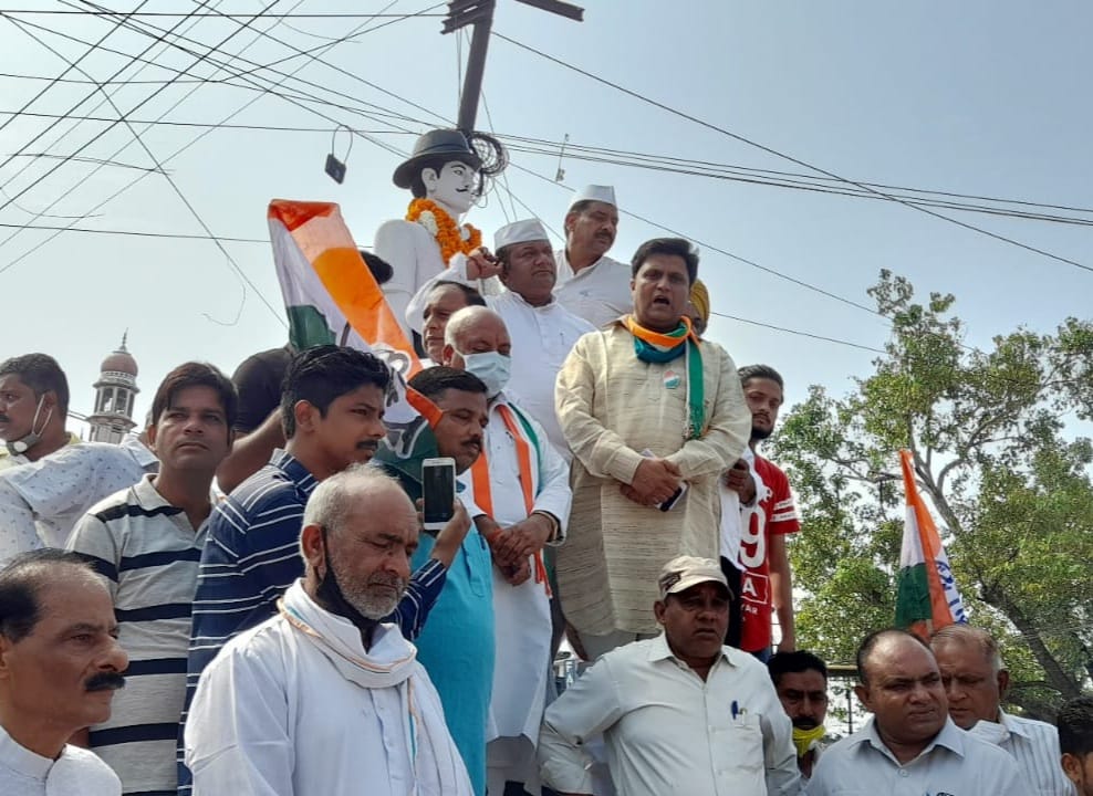 घंटाघर पर शहीद- ए-आजम भगत सिंह की प्रतिमा पर माल्यर्पण कर भाजपा गद्दी छोड़ो आंदोलन की शुरुआत करते ? घंटाघर पर शहीद- ए-आजम भगत सिंह की प्रतिमा पर माल्यर्पण कर भाजपा गद्दी छोड़ो आंदोलन की शुरुआत करते ?