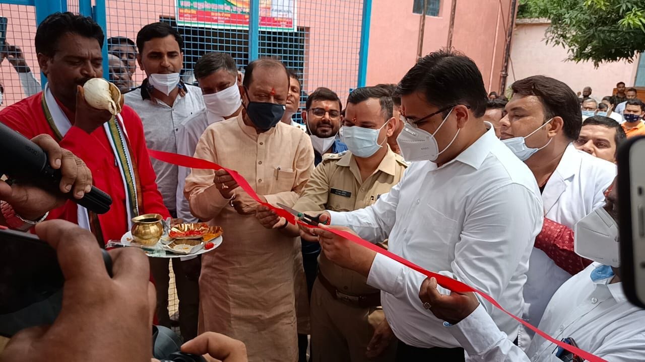 पट्टी सीएचसी में आक्सीजन प्लांट का उद्घाटन करते कैबिनेट मंत्री मोती सिंह। संवाद