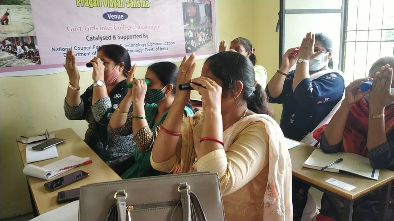 राजकीय कन्या इंटर कॉलेज में आयोजित विज्ञान पर कार्यशाला में भाग लेते शिक्षक