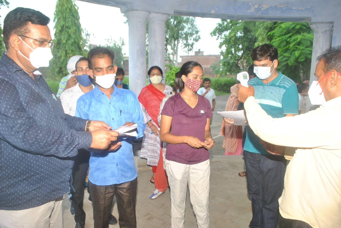 शामली आरके इंटर कॉलेज में रोल परीक्षार्थीयो की थर्मल स्कैनिंग करते शिक्षक शामली आरके इंटर कॉलेज में रोल परीक्षार्थीयो की थर्मल स्कैनिंग करते शिक्षक