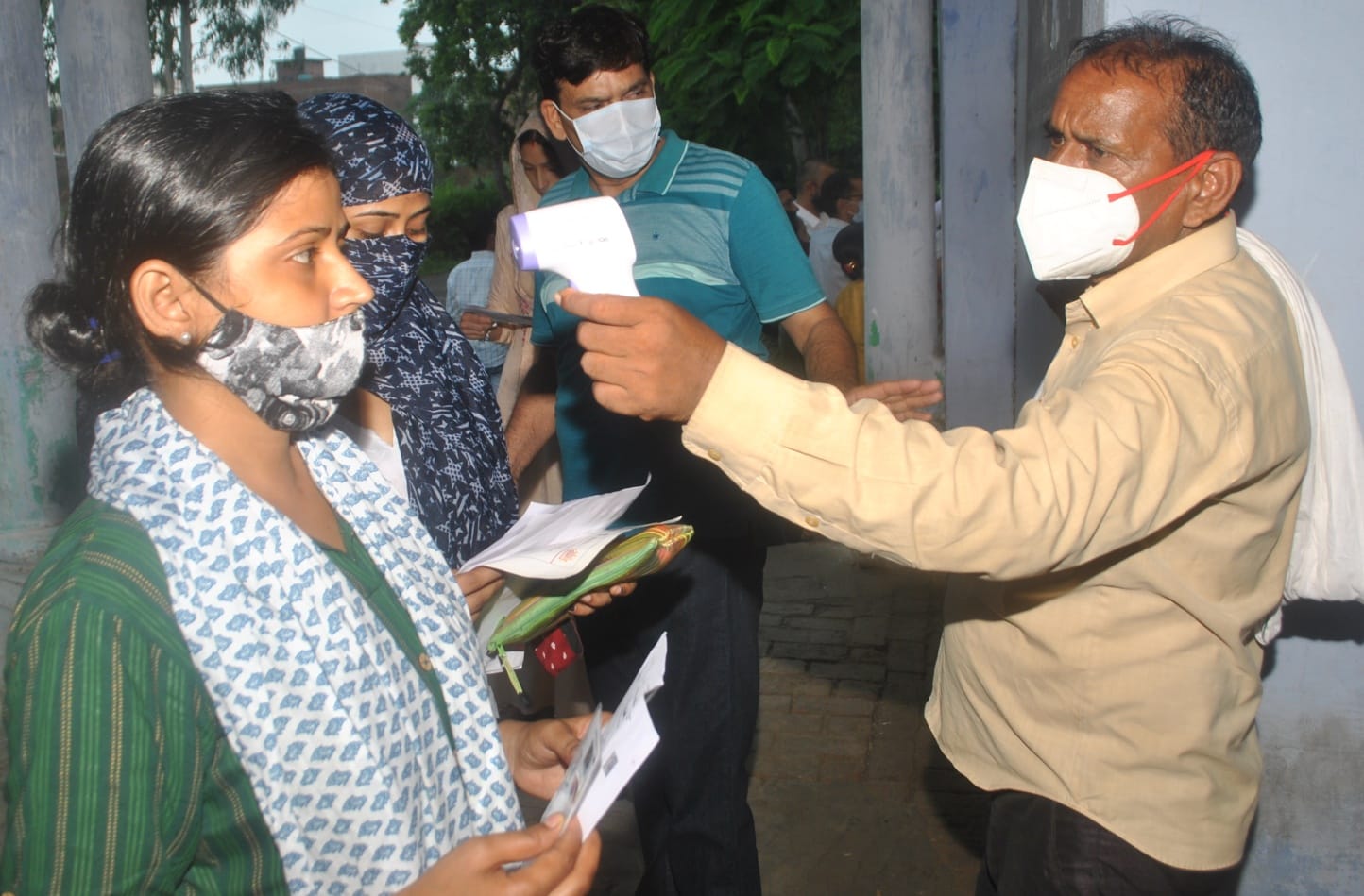शामली आरके इंटर कॉलेज में रोल परीक्षार्थीयो की थर्मल स्कैनिंग करते शिक्षक शामली आरके इंटर कॉलेज में रोल परीक्षार्थीयो की थर्मल स्कैनिंग करते शिक्षक