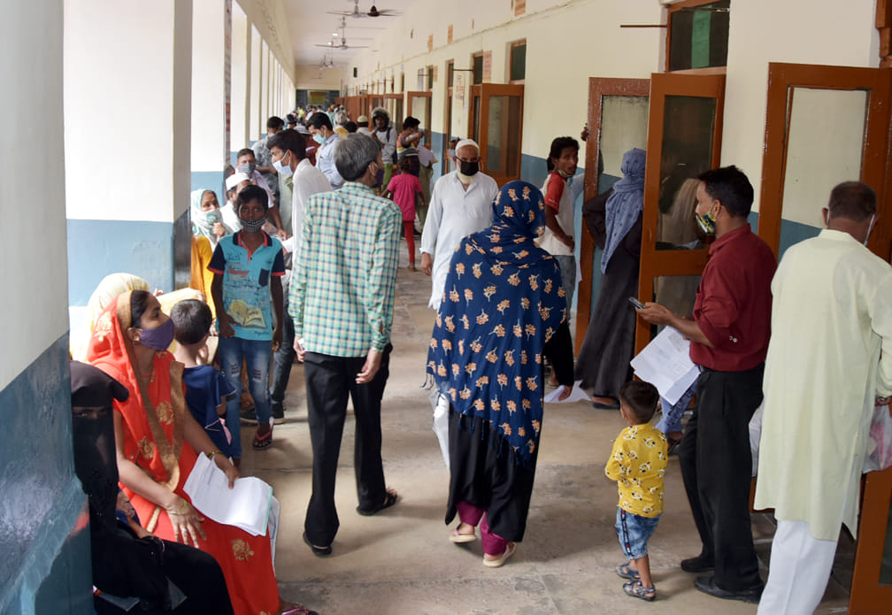 जिला अस्पताल में उपचार के लिये लाइन में लगे लोग जिला अस्पताल में उपचार के लिये लाइन में लगे लोग