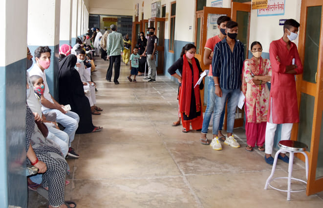 जिला अस्पताल में उपचार के लिये लाइन में लगे लोग जिला अस्पताल में उपचार के लिये लाइन में लगे लोग