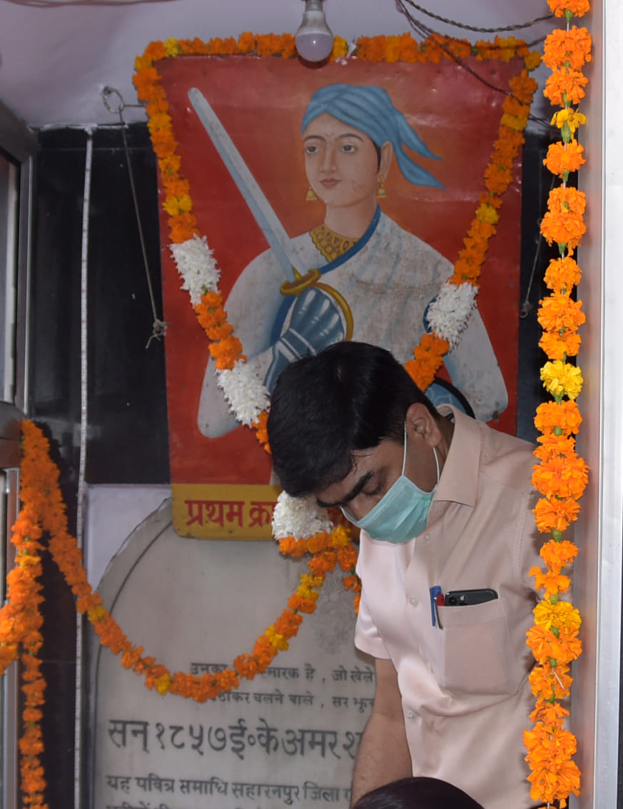 लोहा बाजार स्थित शहीद स्मारक पर पुष्प अर्पित करते डीएम लोहा बाजार स्थित शहीद स्मारक पर पुष्प अर्पित करते डीएम
