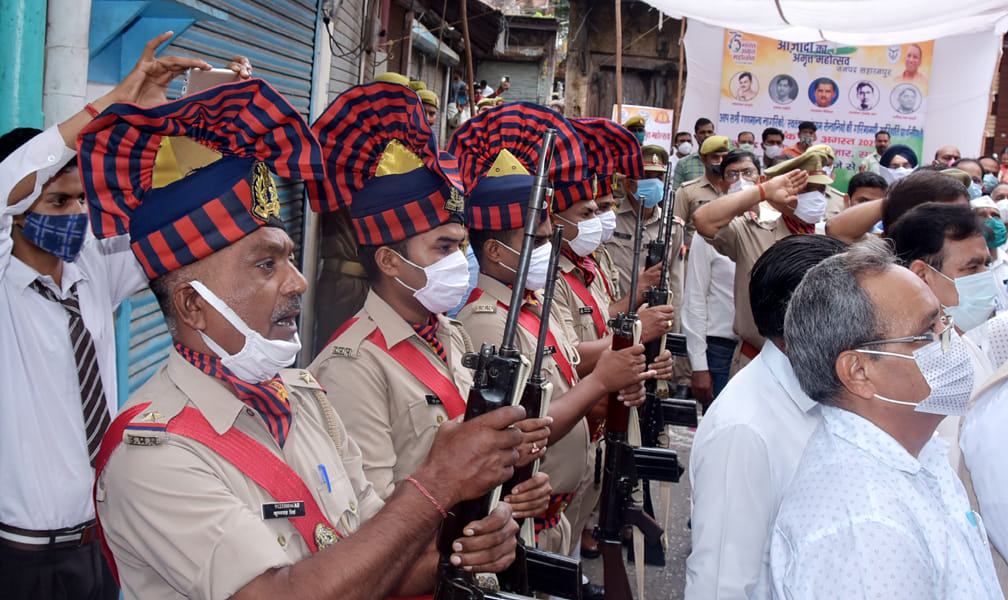 लोहा बाजार स्थित शहीद स्मारक पर आयोजित कार्यक्रम में भारत की आजादी का अमृत महोत्सव में झंडा रोहण लोहा बाजार स्थित शहीद स्मारक पर आयोजित कार्यक्रम में भारत की आजादी का अमृत महोत्सव में झंडा रोहण