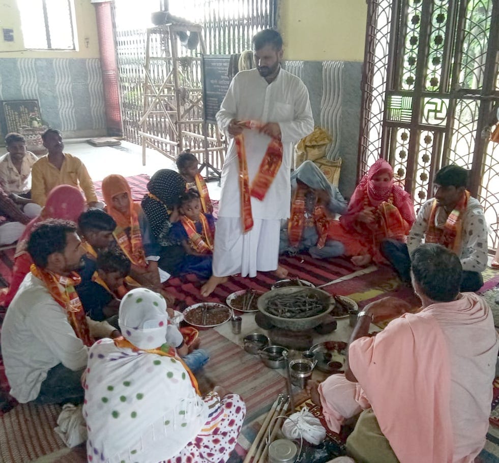 कांधला के मंदिर में हवन करने के बाद हिंदू धर्म में वापसी करते परिवार के सदस्य।