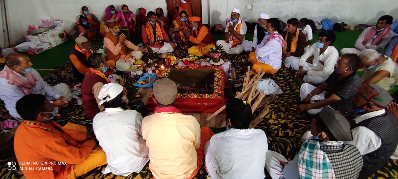 लोहाघाट में नव निर्मित धर्मशाला के शुद्घिकरण कार्यक्रम के दौरान पूजा अर्चना में शामिल देव डांगर लोहाघाट में नव निर्मित धर्मशाला के शुद्घिकरण कार्यक्रम के दौरान पूजा अर्चना में शामिल देव डांगर