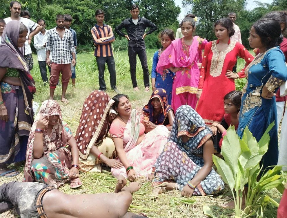पट्टी कोतवाली के सपहा छात गांव में युवकों का शव मिलने के बाद बिलखते परिजन। संवाद